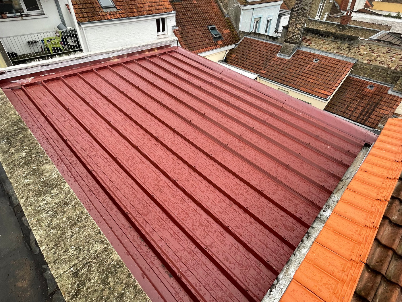 Toiture métallique rouge